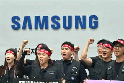 مظاهرات حاشدة في سامسونج.. 40 ألف موظف يطالبون بزيادة الرواتب