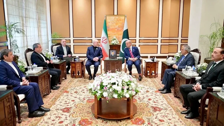 Tehran makes Islamabad negotiations contingent on lifting the "naval blockade" and rejects "excessive" American demands