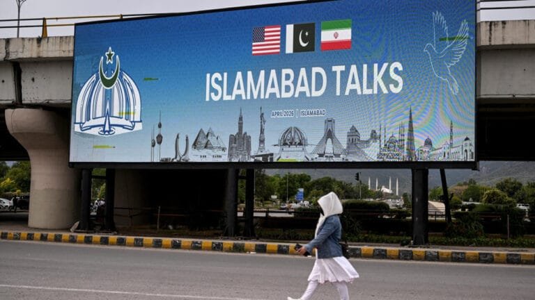 تضارب الأنباء حول الأصول المجمدة.. واشنطن تنفي وطهران تؤكد "بوادر الانفراج" في إسلام آباد