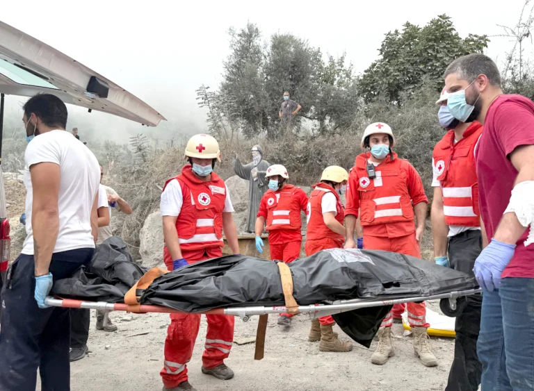 مقتل مواطنين في غارة جوية إسرائيلية استهدفت بلدة يحمر الشقيف بجنوب لبنان