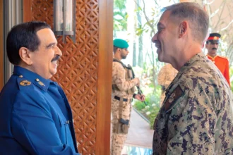 ملك البحرين يبحث مع قائد القيادة المركزية الأمريكية تطورات الأوضاع الإقليمية