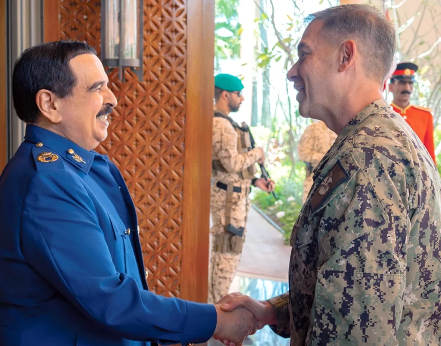 ملك البحرين يبحث مع قائد القيادة المركزية الأمريكية تطورات الأوضاع الإقليمية