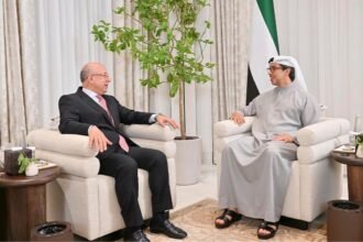 منصور بن زايد يبحث مع رئيس مجلس الشورى الإيراني سبل خفض التصعيد في اتصال هاتفي