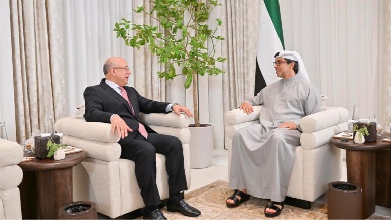 منصور بن زايد يبحث مع رئيس مجلس الشورى الإيراني سبل خفض التصعيد في اتصال هاتفي