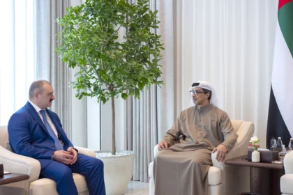 منصور بن زايد يبحث مع المبعوث الخاص لرئيس بيلاروسيا تعزيز التعاون الثنائي