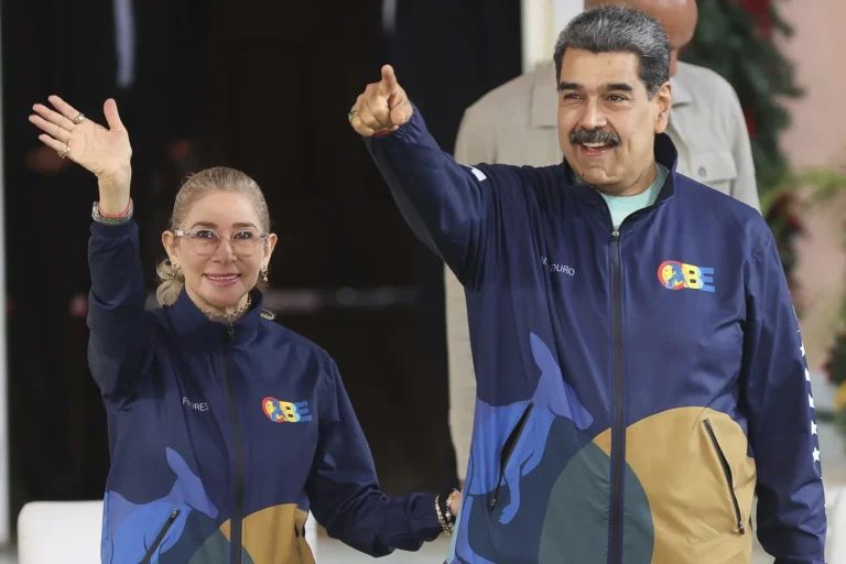 Washington allows Maduro and his wife to use Venezuelan funds to pay legal fees