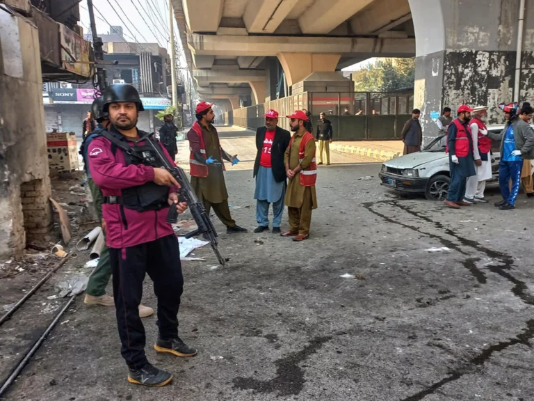هجوم انتحاري يستهدف مركزًا للشرطة في باكستان ويسفر عن قتلى وجرحى
