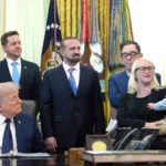 واقعة لافتة داخل البيت الأبيض.. طفل متعافٍ من الصمم يشعل تفاعلًا واسعًا خلال لقاء مع ترامب