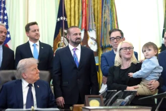 واقعة لافتة داخل البيت الأبيض.. طفل متعافٍ من الصمم يشعل تفاعلًا واسعًا خلال لقاء مع ترامب