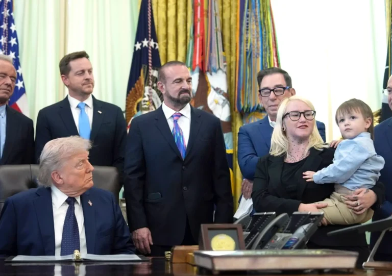 A remarkable incident inside the White House: A child who recovered from deafness sparked widespread reaction during a meeting with Trump