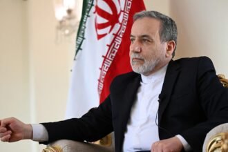 وزير الخارجية الإيراني ينفي الرد على "المبادرة الأمريكية" ويتمسك بالإنهاء الكامل للحرب