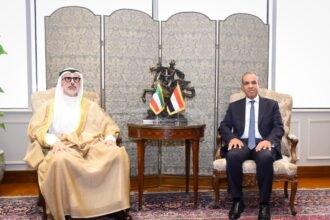 وزير الخارجية المصري يبحث مع نظيره الكويتي مستجدات مفاوضات إيران وأمن الخليج