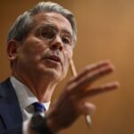 واشنطن تحكم الحصار: سكوت بيسنت يتوقع انهيارا وشيكا لقطاع النفط الإيراني