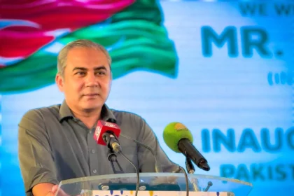 وزير الداخلية الباكستاني يستعرض الترتيبات الأمنية لاستقبال "فانس" و"قاليباف"