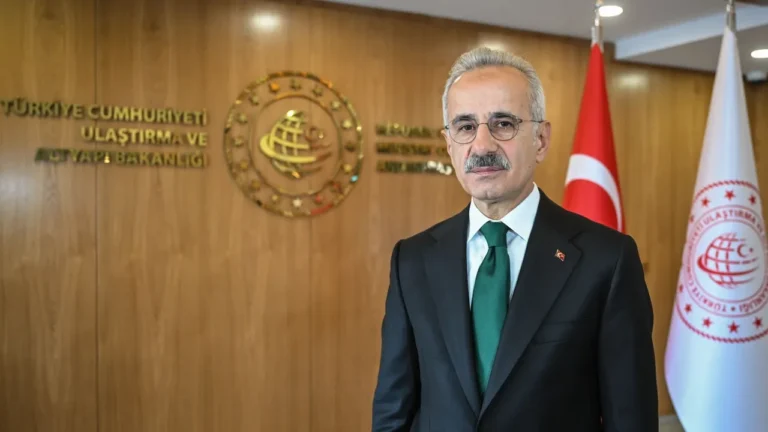 وزير النقل التركي يكشف مصير 14 سفينة في مضيق هرمز ويؤكد وقوع "تدخل خارجي" في البحر الأسود