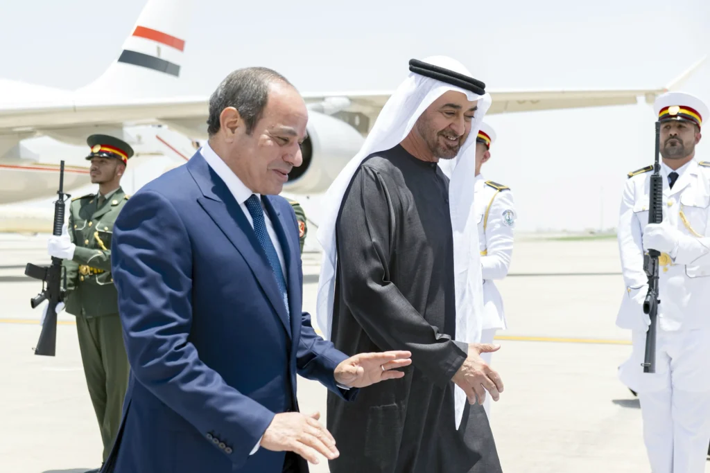 الرئيس الإماراتي والرئيس المصري يبحثان العلاقات الأخوية والتطورات الإقليمية
