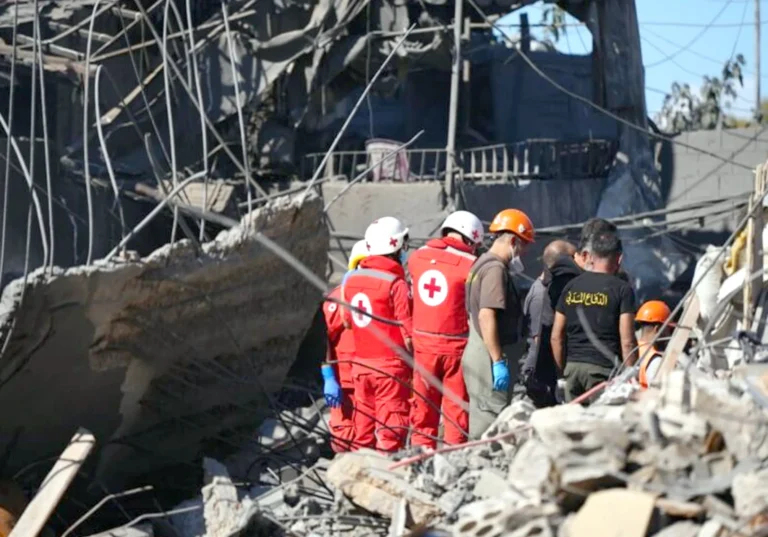 إصابة 25 من طاقم مستشفى "حيرام" جراء غارة إسرائيلية جنوب لبنان