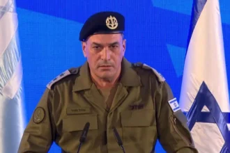 "معاريف" تهاجم إيال زامير: رئيس الأركان يبيع "قصصا خيالية" حول العمل في لبنان