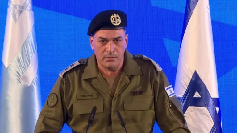 "معاريف" تهاجم إيال زامير: رئيس الأركان يبيع "قصصا خيالية" حول العمل في لبنان
