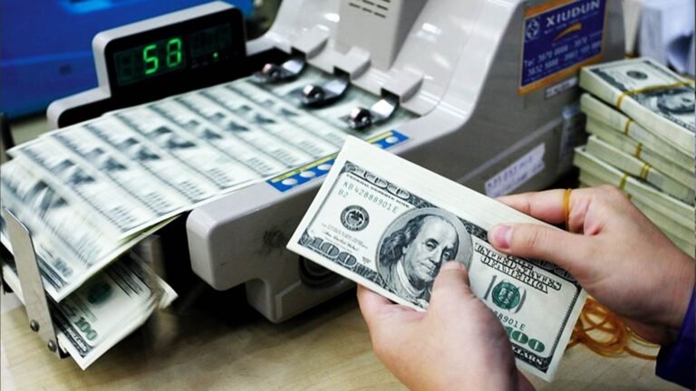 The dollar rose amid fading hopes for a deal between Washington and Tehran