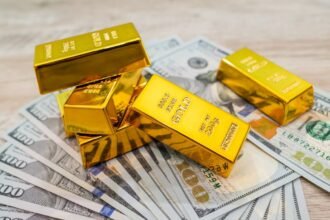 استقرار الدولار والذهب مع تراجع النفط وسط ترقب الأسواق لحرب إيران