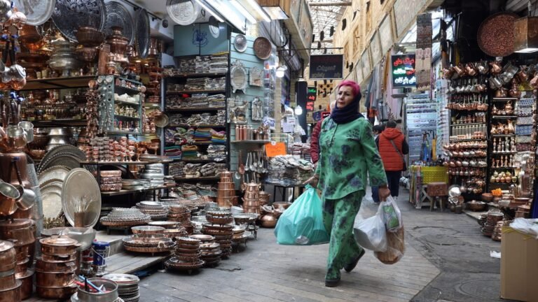 Iran's economy is in turmoil: warnings that poverty could spread to 40 million people