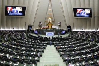 طهران ترفع سقف شروط التفاوض.. البرلمان الإيرانى يتمسك بضمانات ملزمة قبل أى اتفاق مع واشنطن