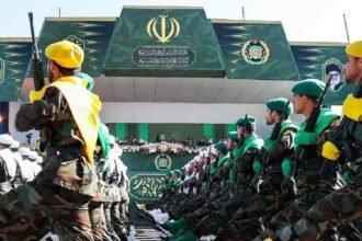 الحرس الثوري يزعم إسقاط مسيرة أمريكية وإجبار مقاتلات على مغادرة "المياه الإقليمية"
