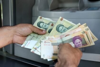 انهيار تاريخي للريال الإيراني: الدولار يتجاوز عتبة 183 ألف تومان