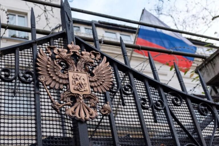 The Russian embassy in Austria responds to the expulsion of three of its employees and criticizes the decision