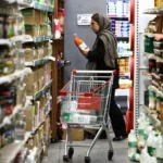 Iran: Inflation ends the "era of meat" and turns bread into a commodity sold on credit