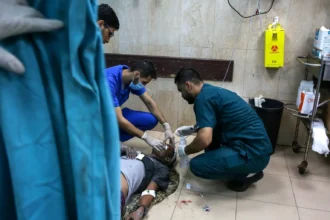 مسؤول فلسطيني يحذر من انهيار المنظومة الصحية في غزة وسط تدهور حاد للأوضاع