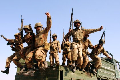 "جيش تحرير بلوشستان" يتبنى هجوم قطار كويتا الدامي ضد القوات الباكستانية