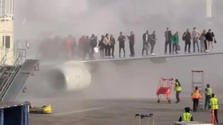 "The fire broke out": Terrifying audio recordings of the Frontier pilot during the Denver airport crash