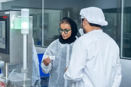 لتعزيز تنافسية القطاع.. "الإمارات للدواء" تبحث مع المصانع الوطنية سبل تطوير وتوسيع الصناعات الدوائية