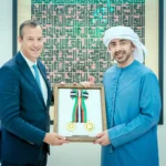 رئيس الإمارات يمنح سفير المملكة المتحدة وسام الاستقلال من الطبقة الأولى