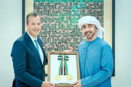 رئيس الإمارات يمنح سفير المملكة المتحدة وسام الاستقلال من الطبقة الأولى
