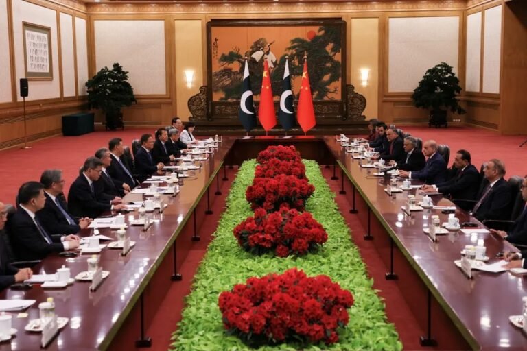 زيارة استراتيجية: رئيس الوزراء الباكستاني وقائد الجيش في بكين لتعزيز التعاون