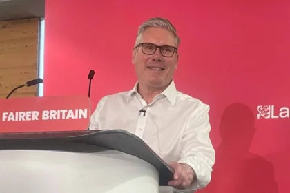 A political storm hits the British government: Starmer refuses to leave, and the resignation of the first female minister shakes the landscape