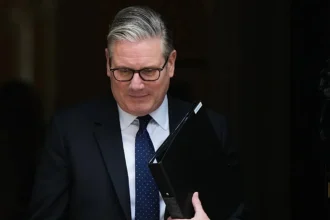 His biographer reveals his hidden traits: Keir Starmer, between frustration, stubbornness, and the ambition to survive