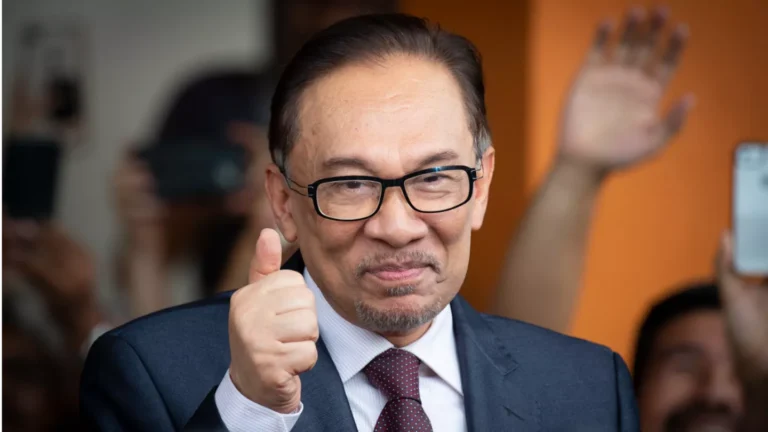 Anwar Ibrahim hints at early elections in Malaysia amid a fractured ruling coalition and economic crisis