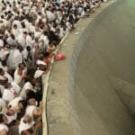 حجاج بيت الله الحرام يؤدون رمي جمرة العقبة الكبرى في يوم النحر وسط أجواء إيمانية وتنظيم مكثف