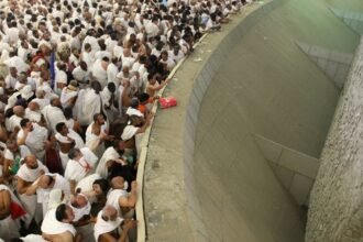 حجاج بيت الله الحرام يؤدون رمي جمرة العقبة الكبرى في يوم النحر وسط أجواء إيمانية وتنظيم مكثف