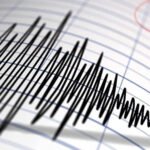 A powerful earthquake shakes the coast of Hawaii; authorities are monitoring the situation