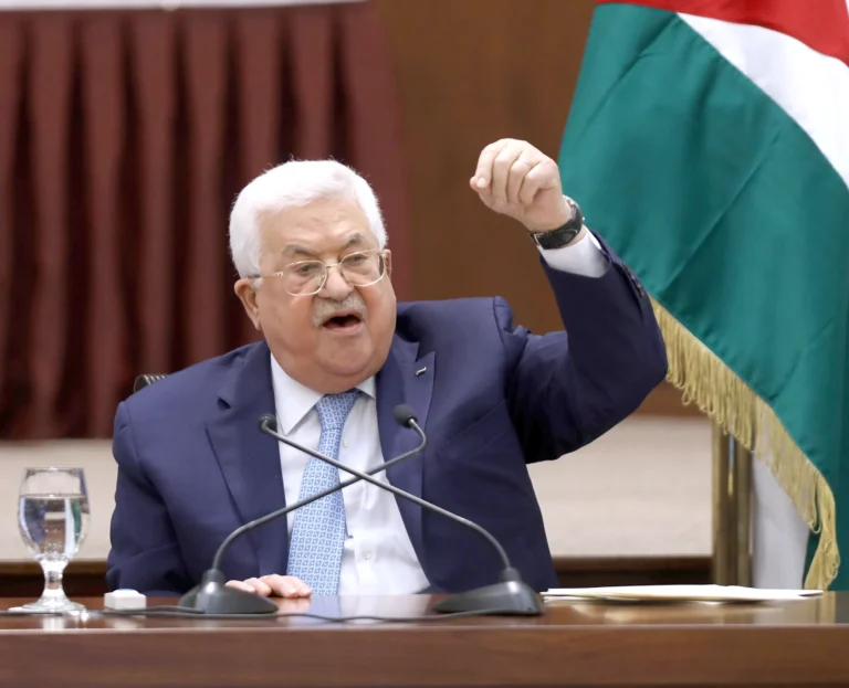 Abbas reiterates his commitment to governing Gaza... Palestinian calls to restore the PA's authority in the Strip