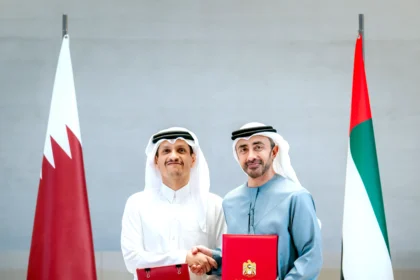 عبدالله بن زايد ونظيره القطري يترأسان اجتماع اللجنة المشتركة في متحف زايد الوطني