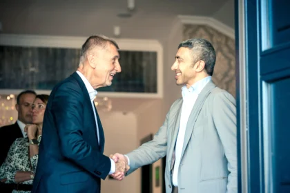 عبدالله بن زايد يبحث مع رئيس وزراء التشيك تداعيات الاعتداءات الإيرانية