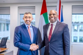 عبدالله بن زايد يبحث مع وزير العدل البريطاني تداعيات الهجمات الإيرانية على الإمارات