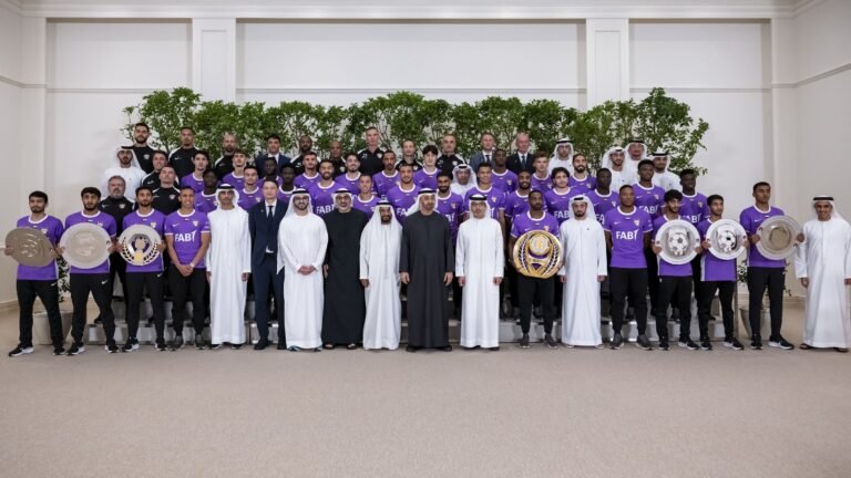 الشيخ محمد بن زايد آل نهيان رئيس الإمارات مع فريق العين