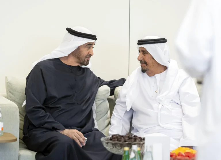 رئيس الإمارات يزور محمد خميس الخييلي في العين